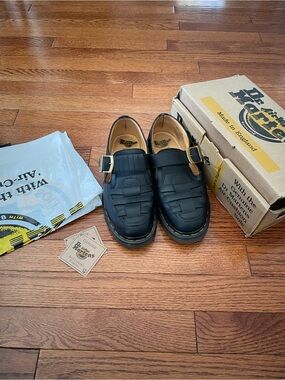 Dr. Martens Vintage Leather Black Greasy T-Bar Sandals Size 6 (4UK)
